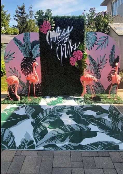 Luau Backdrop Ideas, Palm Springs Party, Bangle Ceremony, Havana Nights Party, Flamingo Themed Party, Booth Backdrops, Flamingo Theme, Fiesta Tropical, Tropical Bridal Showers