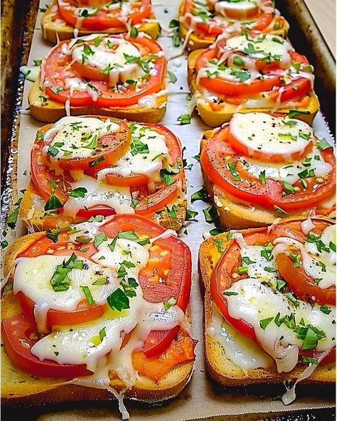 Mozzarella Toast, Food Inspiration, Mozzarella, Sandwiches, Toast, Food And Drink, Cooking Recipes, Healthy Recipes, Snacks