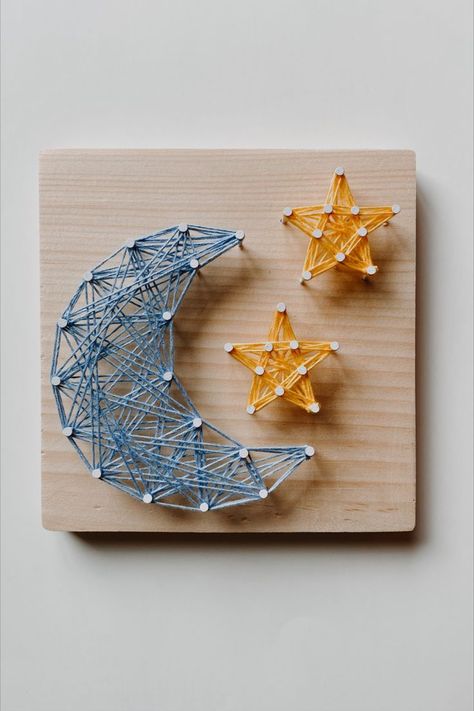 Moon and two stars string art. String Art Patterns Free, String Art Tutorials, Moon Crafts, Art Studio Organization, Barn Quilt Designs, Diy Jewelry Display, String Art Patterns, Embroidery Download, String Art Diy