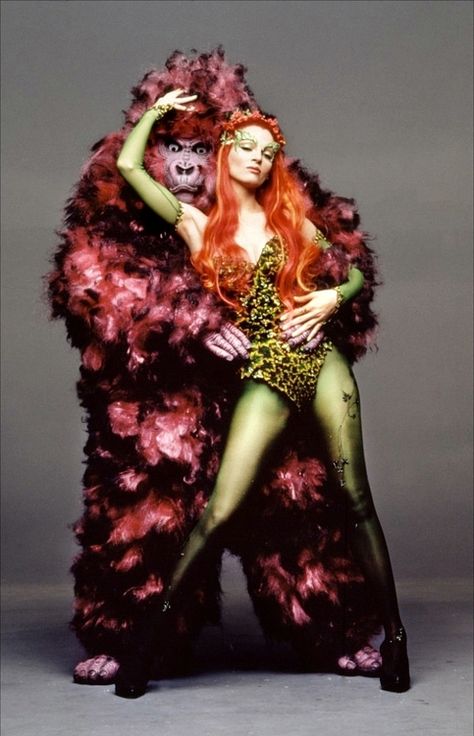 Uma Thurman as Poison Ivy from Batman and Robin Uma Thurman Batman, Poison Ivy And Bane, Uma Thurman Poison Ivy, Poison Ivy Halloween, Zack Snyder Justice League, Batman And Robin 1997, Ivy Cosplay, Batman Movies, Pamela Isley