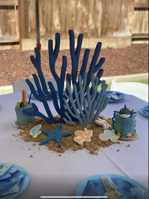 Underwater Theme Table Decor, Under The Sea Center Piece Ideas, Ocean Birthday Centerpieces, Sea Themed Centerpieces, Oneder The Sea Centerpieces, Aquamarine Theme Party, Ocean Centerpiece Ideas, Under The Sea Tablescape, Under The Sea Baby Shower Centerpieces