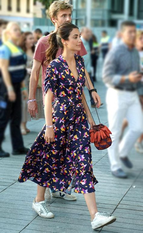 Alessandra de Osma y su look de concierto en zapatillas - Foto 2 Princess Alessandra Of Hanover, Alessandra Of Hanover, Summer In Madrid Outfits, Princess Alessandra, White Floral Maxi Dress, Mode Casual, Looks Street Style, Vestidos Vintage, Celine Dion