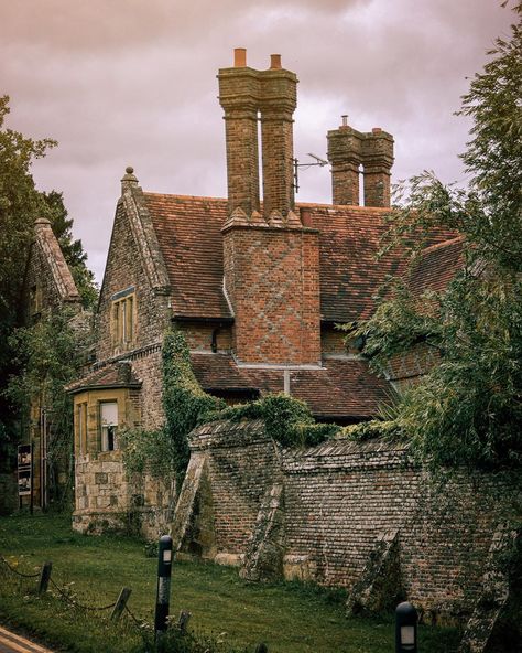 1500s Aesthetic, Victorian Country House, Photography Account, Victorian Manor, England Aesthetic, Tudor Era, Old Manor, Victorian Aesthetic, Tudor History