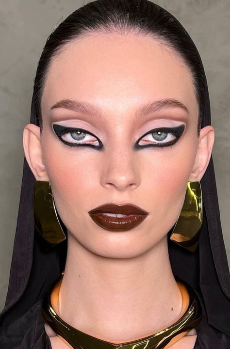 Make Up Inspo Aesthetic Dark, Dark Editorial Makeup, Podium Makeup, Snake Makeup Eye, Surrealist Makeup, Art Inspired Makeup, Drag Makeup Ideas, Haute Couture Makeup, Editorial Makeup Photography