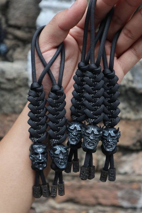 Hannya Mask & Oni Mask Lanyard, Foo Dog, Foo Lion Keychain, Paracord Bead 🌟 #EDCKnifeBeads #KnifeAccessories #EverydayCarry #EDC #GearCustomization #TacticalBeads #ParacordBeads #HandcraftedBeads #ArtisanBeads #KnifeCollecting #KnifeEnthusiast #GearUpgrade #UniqueBeads #FunctionalArt Spartan Samurai, Samurai Knife, Lion Keychain, Keychain Paracord, Demon Samurai, Paracord Knife, Knife Lanyard, Paracord Accessories, Paracord Bracelet Patterns