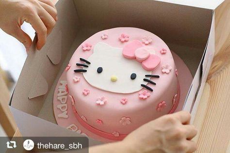 Hello Kitty Goodie Bag Ideas, Hello Kity Cakes, Gateau Hello Kitty, Hello Kitty Cake Birthday, Cakes Hello Kitty, Hello Kitty Torte, Hello Kitty Cakes, Pastel Hello Kitty, Hello Kitty Pastel