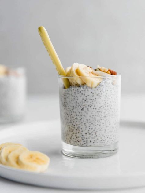 This easy 4 ingredient Creamy Coconut Chia Pudding is the ultimate healthy, protein-packed breakfast, dessert or snack! Plus, it only takes 5 min to make. #breakfastrecipe #chiapudding #veganrecipe #vegan Turmeric Smoothie Recipes, Shred 10, Coconut Chia Seed Pudding, Keto Chia Pudding, Packed Breakfast, Snacks Under 100 Calories, Chia Seed Recipes Pudding, Chia Recipe, Coconut Chia Pudding