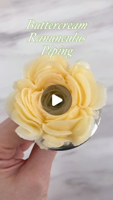 Buttercream Ranunculus, Buttercream Icing Techniques, Diy Frosting, Cupcake Decorating Techniques, Buttercream Flowers Cupcakes, Buttercream Flowers Tutorial, Buttercream Piping, Cake Decorating Flowers, Frosting Flowers