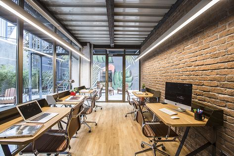 kolektifhouse has unveiled its latest shared office concept in istanbul, designed by kontra architecture. Marketing Agency Office, Gray Interior Doors, Open Office Design, Coworking Space Design, Small Office Design Interior, Agency Office, Marketing Office, Startup Office, Small Office Design