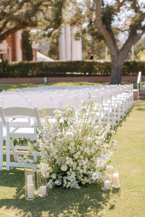 Sarah + Michael — CREATIVE LIGHT Minimal Aisle Flowers, Ceremony Back Of Aisle Flowers, Floral For Ceremony, Outdoor Garden Ceremony, Isle Arrangements Wedding, Flowers At Beginning Of Aisle, White Flower Reception, Wedding Aisle Minimalist, Simple Elegant Wedding Ceremony Decor