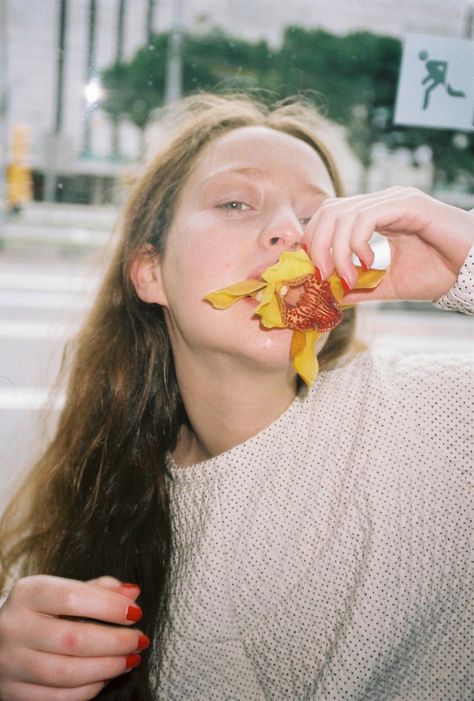 Eating Photoshoot, Messy Eating, Eating Photography, Film Portraits, Film Photography 35mm, Study Photography, Shoot Film, Human Poses Reference, Human Poses