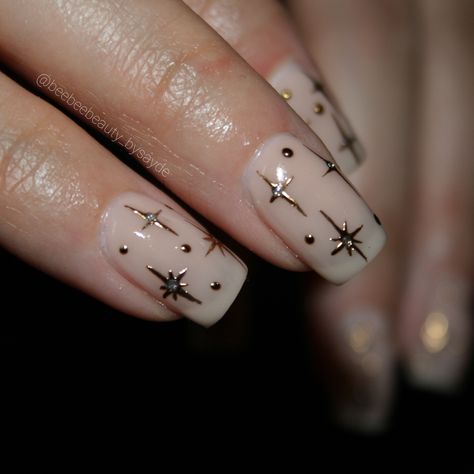 ✨✨✨ making things shine with gold chrome stars over a structured gel manicure. Structured Gel Nails, Structured Gel Manicure, Metal Stars Decor, White Nails With Gold, Mani Ideas, Shine Nails, Gold Sun, Gold Chrome, Star Nails