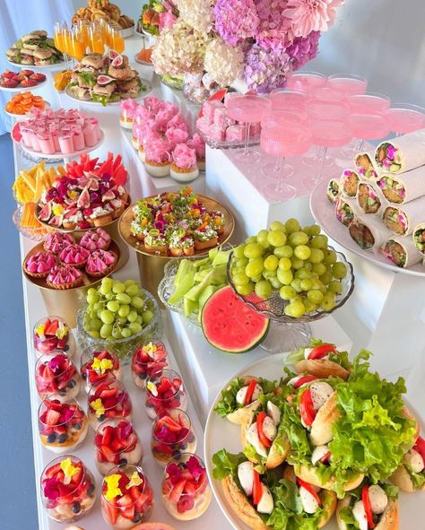 The beautiful food displays of @hayatandfay never cease to inspire and amaze us, like this elaborate grazing table! 🤩

When we think of catering, images of boring buffets on silver platters or sad plated meals often come to mind...so we love when caterers elevate their displays to become a focal point of the event. It's an opportunity to add to the beauty of an already gorgeous event, and a chance to tie in with the event decor! 

Follow @hayatandfay for more amazing creations. 💖 Brunch Set Up, Ribbon Sandwiches, Wedding Meals, Chicken Mayo, Brunch Catering, Floral Brunch, Creative Catering, Food Set Up, Decorações Com Comidas