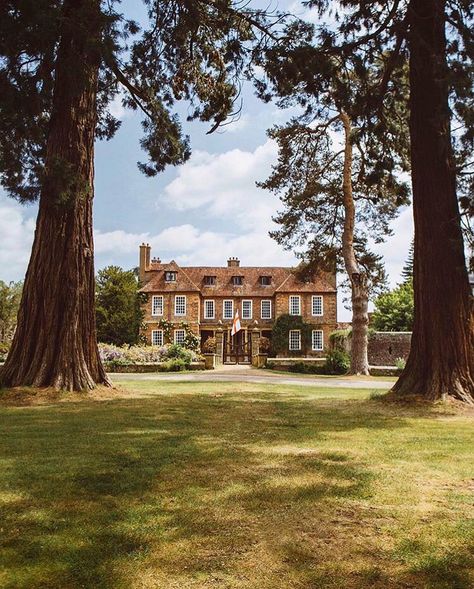 Christopher Filippidis on Instagram: “🌲 Groombridge Place 🌲 @monalogue  __________________________________________#countryhouse#prideandprejudice #classicarchitecture…” Forest Gardens, Southern Style Home, English Manor, Classic Architecture, Exterior Stone, Country Estate, English Cottage, English Countryside, A Question