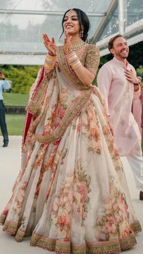 Bride Reception Dresses, Wedding Dresses Indian, Reception Outfit, Sabyasachi Lehenga, Wedding Lehenga Designs, Indian Bride Outfits, Traditional Indian Dress, Pink Lehenga, Indian Dresses Traditional