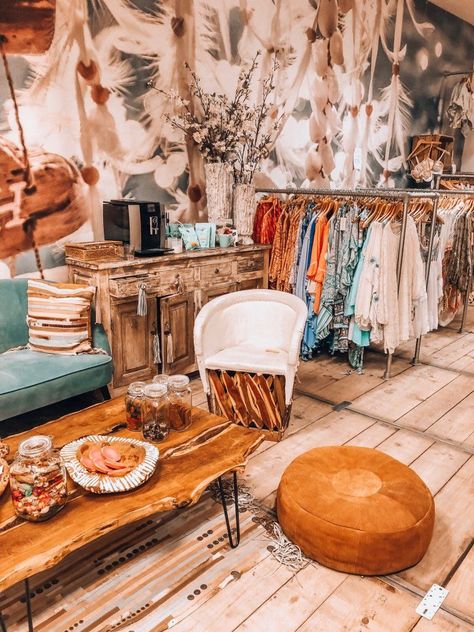 Boho Shop Display, Bohemian Shop Interior, Boho Style Shop Interior, Boho Chic Store Decor, Boho Retail Store, Shop Design Idees Boutiques, Boho Shop Interior, Boho Boutique Decor, Vintage Boho Shop Display