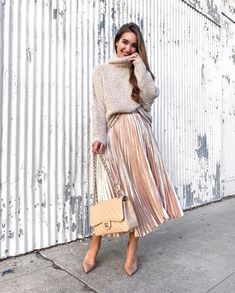 Midi Rock Outfit, Office Party Outfits, Gold Pleated Skirt, Rok Midi, Rok Outfit, Velvet Midi Skirt, Skirt Diy, Midi Skirt Outfit, Winter Skirt Outfit