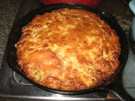 Crackling Bread, Easy Mexican Cornbread, Mexican Cornbread Casserole Recipe, Mexican Cornbread Recipe, Mexican Cornbread Casserole, Best Cornbread Recipe, Cornbread Casserole Recipe, Delicious Cornbread, Cornbread Salad