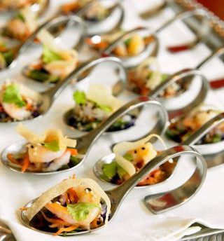 Great idea, might need a few spoons though Fall Wedding Appetizer Ideas, Mini Appetizers, Wedding Food Drink, Wedding Appetizers, Shrimp And Vegetables, Tasting Party, Eat Smarter, How Sweet Eats, Food Presentation