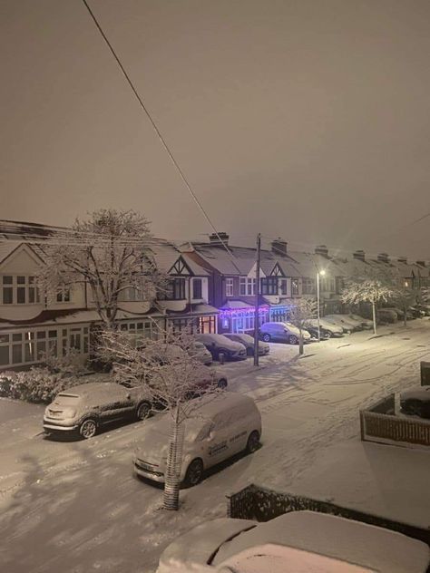 Uk Snow Aesthetic, Christmas Uk Aesthetic, British Winter Aesthetic, Christmas Aesthetic London, Uk Winter Aesthetic, Uk Christmas Aesthetic, British Christmas Aesthetic, Snow In Uk, London Aesthetic Winter