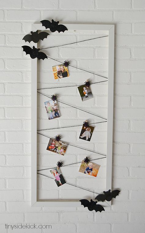 easy halloween photo display Diy Halloween Picture Frames, Halloween Photo Frames, Wall Collage Picture Frames, Diy Halloween Door Decorations, Halloween Picture Frames, Diy Photo Display, Photo Frame Decoration, Photo Halloween, Homemade Home Decor