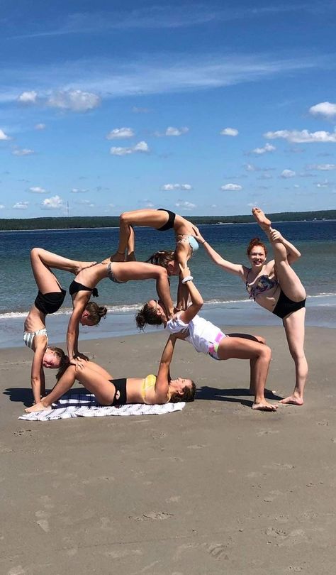 4 Person Acro Poses, 6 Person Yoga Poses, 5 Person Yoga Poses, Gymnastics Poses For 2 People, Gymnastics Photo Poses, Acrobatics Aesthetic, Gymnastic Poses, Wallpaper Dance, 3 Person Yoga Poses