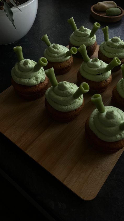 sztek muffins Shrek Art Ideas, Shrek Aesthetic Wedding, Shrek Parfait, Shrek Party For Adults, Shrek Appetizers, Shrek Cupcakes Ideas, Shrek Themed Desserts, Shrek Wedding Aesthetic, Shrek Bridal Party