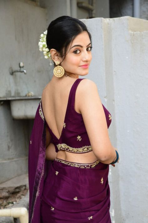 Saree Stills, Maroon Saree, Simple Saree Designs, Bollywood Hairstyles, Maroon Blouse, Beautiful Casual Dresses, Stylish Short Dresses, Desi Fashion Casual, Beautiful Dresses Short