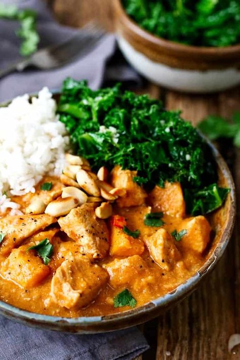 African Chicken & Peanut Stew. A slightly spicy, chicken and peanut stew that can be eaten on its own, or with rice. #African #Recipe #Stew #Homemade African Chicken, Peanut Butter Chicken, Peanut Stew, Stew Chicken Recipe, African Cooking, Chicken Stew, Global Recipes, Idee Pasto Sano, African Food