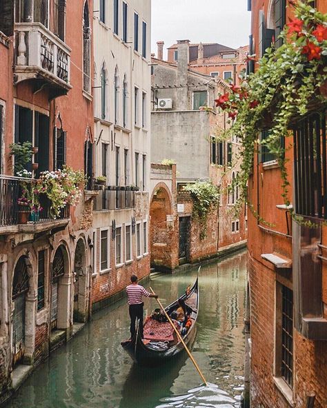 Ahhhhhh Venice 😍 There is no better way to celebrate travelling for 6 months 🥂 . . . . . . . #veniceitaly #venice #sanmarco #venezia… Venice Italy Aesthetic, Old Venice, Venice Aesthetic, Venice Italy Gondola, Venice Italy Photography, Italy Trip Planning, Venice Architecture, Venice Photography, Venice Photos