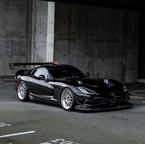 Bad-ass Dodge Viper Dodge Viper Aesthetic, Doge Viper, Dodge Viper Acr, Viper Car, Srt Viper, Dr Car, Dodge Viper Srt10, Dodge Viper Gts, Aesthetic Cars