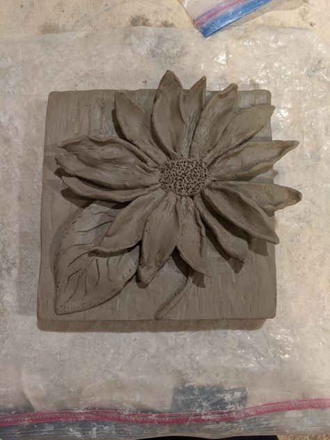 Clay Relief Sculpture Flowers, Relief Tiles Ceramics Ideas, Clay Tile Ideas, Clay Tiles Designs, Ceramic Relief Tiles, Pottery Sculpture Ideas, Relief Tile, Ceramics Bowls Designs, Cuadros Diy