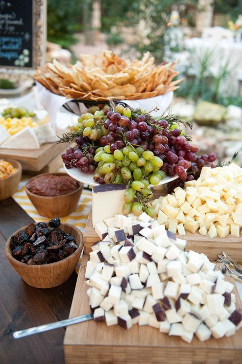 fruit and cheese Fruit Table Display, Appetizer Table, Fruit Table, Cheese Table, Wedding Food Stations, Buffet Dessert, Cheese Bar, Wine And Cheese Party, Seafood Platter