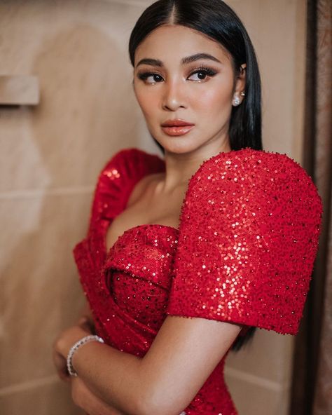 Joanna Garcia on Instagram: “@nadine sultry in a red- hot terno by @michaelleyva_ @styledbyjoannagarcia Earrings: @miladayjewels Bracelet: @lady_karat Rings:…” Modern Filipiniana Hairstyle, Red Gown Makeup, Filipiniana Hair And Make Up, Red Gown Makeup Look, Nadine Lustre Makeup, Gala Hairstyles, Lady Luster, Filipiniana Gown, Modern Filipiniana Gown