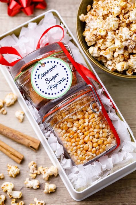 Cinnamon Sugar Popcorn Kit - Easy Diy Popcorn Gift Idea - Miss Wish Cinnamon Sugar Popcorn, Sugar Popcorn, Frugal Christmas Gifts, Diy Popcorn, Diy Food Gifts, Frugal Christmas, Popcorn Gift, Christmas Food Gifts, Mason Jar Gifts