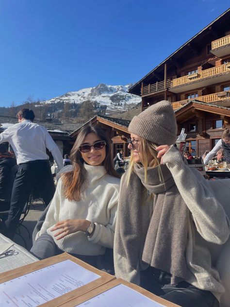 Winter Outfits Ski Resort, Snow Winter Fashion, Alpine Outfit Women, Winter Outfits For Italy, Ski Trip Outfit Ideas, Ski Lodge Aesthetic Outfits, Ski Winter Outfits, Vail Winter Outfits, Zermatt Switzerland Winter Outfit