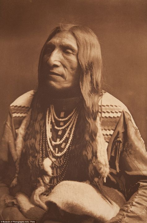 Haunting photos of the lost tribes of America by Edward Curtis Native American Photography, Edward Curtis, Native American Images, Native American Men, American Photo, Native American Pictures, Native American Photos, First Peoples, Native American Peoples