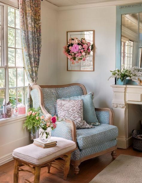 Floral Patterns and Ruffles English Cottage Living Room, Office Bedroom Ideas, Cozy English Cottage, Antique Couch, Floral Couch, Neutral Living Room Ideas, English Cottage Interiors, Country Style Living Room, Accessories Living Room