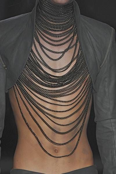 Loved body chains since the first time I saw styles made by Louise Manna  #Fashion Body Chains, Queer Fashion, Gareth Pugh, Pride Outfit, فستان سهرة, Mode Vintage, Chains For Men, Couture Fashion, Look Fashion