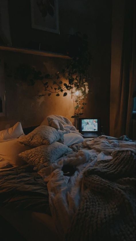 Room Aesthetic Dark, E Roller, Bedroom Aesthetic Cozy, Comfy Bedroom, Cosy Room, Room Goals, Teen Room Decor, Cozy Aesthetic, Cozy Room Decor