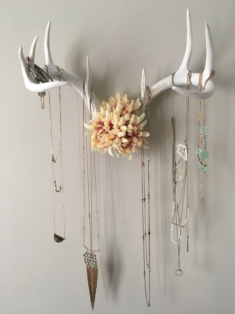 Deer Antler Decor Bedroom, Repurposed Deer Antlers, Deer Antlers Crafts, Crafts With Antlers Diy, What To Do With Antlers, Deer Antler Necklace Holder, Deer Mount Decor Ideas, Antler Hanging Ideas, Antler Home Decor Ideas