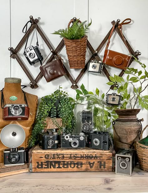 Fall Booth Displays Vintage, Suitcase Display, Vintage Camera Decor, Antique Booth Displays, Vintage Fall Decor, Antique Booth Ideas, Cottage Decor Farmhouse, Antique Cameras, Old Cameras