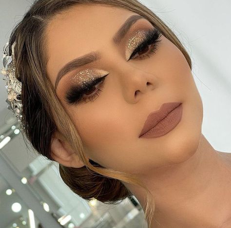 Make Uo Idea, Gold Quinceanera Makeup, Golden Makeup Look Glam, Buchona Makeup Looks, Make Up Novia, Makeup Dorado, Social Glam Makeup, Quince Makeup Looks, Champagne Makeup Look