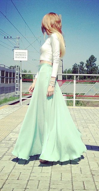 green maxi skirt Pastel Summer Outfits, Custom Skirts, Pastel Wardrobe, Green Maxi Skirt, Inspiration Dress, Modus Vivendi, Preppy Fashion, Long Maxi Skirt, Green Maxi