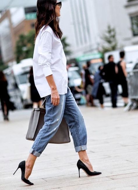 Inezdaily.com Leila Yavari, Casual Chique Stijl, Jeans Trend, Looks Jeans, Walking Down The Street, Outfit Chic, Nyfw Street Style, Boyfriend Jean, Business Outfit