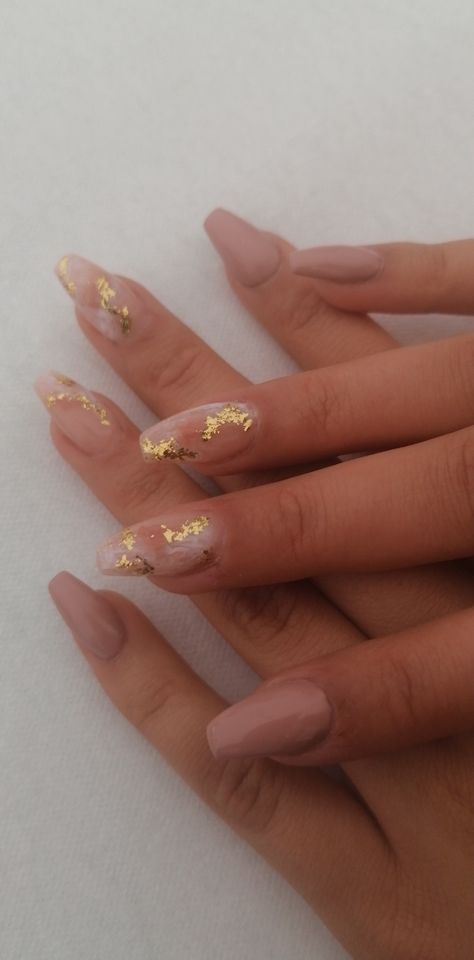 Bridesmaid Nails Wedding Neutral Acrylic, Nails With A Hint Of Gold, Beige With Gold Nails, Neutral Nails Gold Foil, Gold Based Nails, Cute Rose Gold Quince Nails, Nail Foil Designs Ideas Gold, Engagement Nails Indian Bride, Cream And Gold Nails Acrylic