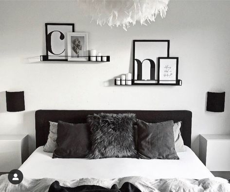 White Bedroom Black Accessories, Black And White Apartment Bedroom, Minimalist Bedroom Black And White, Minamilist Bedroom, Room Inspo Black And White, Student Bedroom, Deco Living, Minimal Bedroom, Dorm Inspo