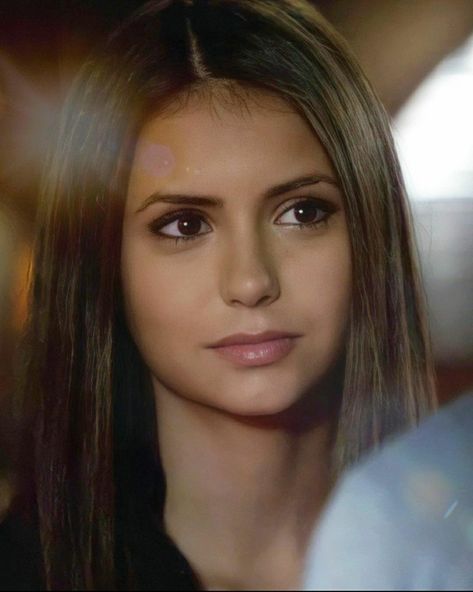 Elena Gilbert Eyebrows, Nina Dobrev Side Profile, Elena Makeup, Elena Vampire Diaries, Nina Dobrev Makeup, Elena Gilbert Hair, Elena Gilbert Makeup, Slytherin Dress, Elena Gilbert Style