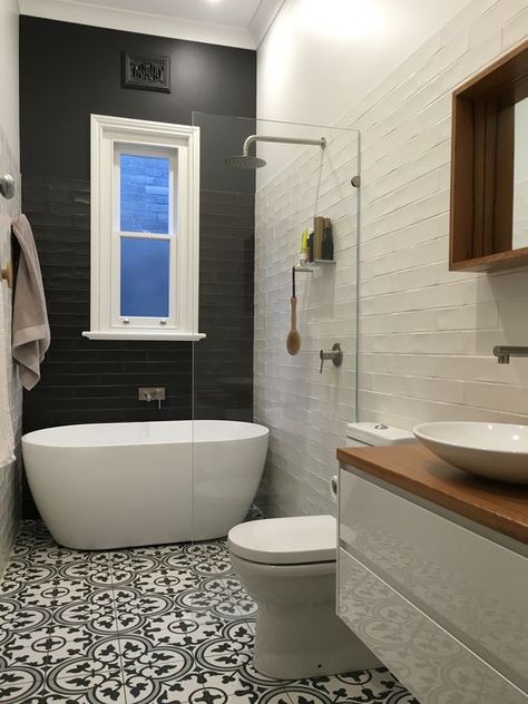 Oval Bath, Makeover Kamar Mandi, Wet Room, Small Remodel, Bathroom Shower Tile, Trendy Bathroom, Tub Shower Combo, Small Bathroom Design, Bathroom Layout