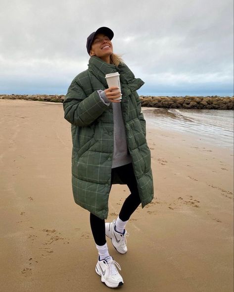 Cold Beach Walk Outfit, Outdoor Vacation Outfits, Ruidoso Outfits, Winter Dog Walking Outfit, Winter Beach Outfit Casual, Casual Walking Outfit, Beach Outfit Winter, Banff Outfits, Dog Walk Outfit